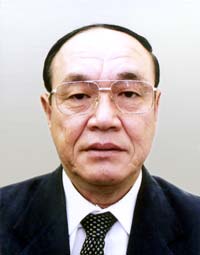 緊張しておる秋元さん。